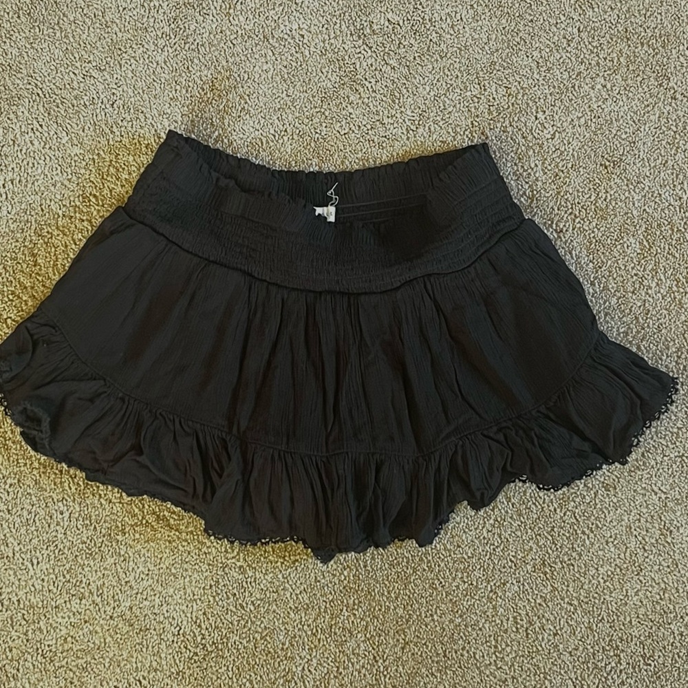 Black, high-waisted skirt🖤